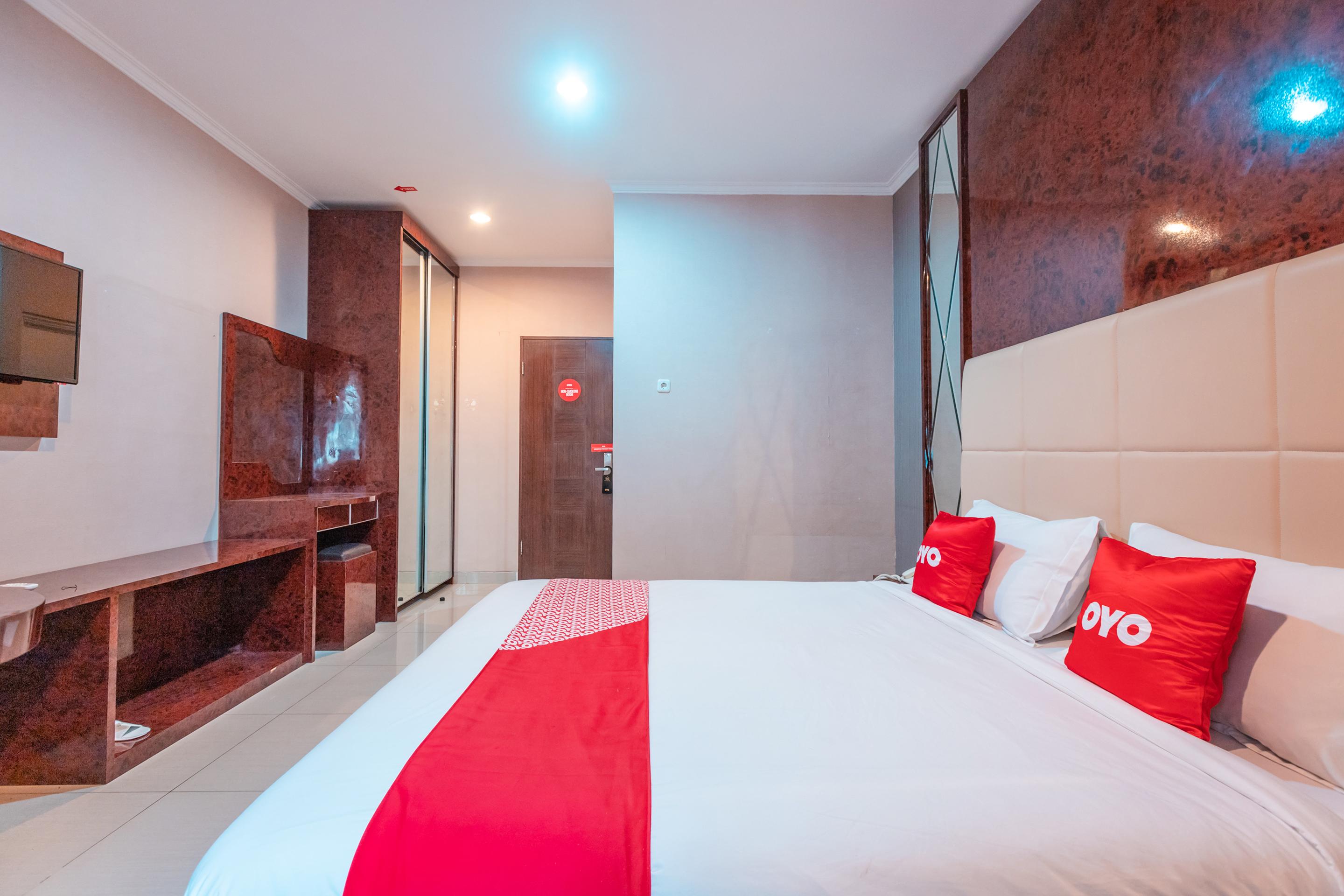 Vaccinated Staff - Oyo Flagship 2131 Hotel Binong Tangerang Exterior photo